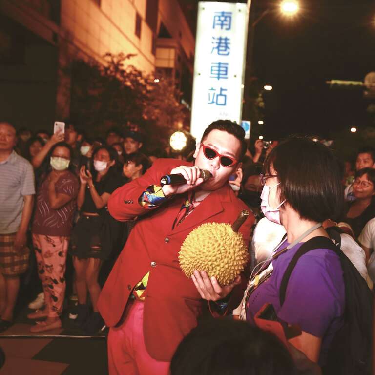 2020台北白昼之夜於南港举行，现场有表演艺术者与民众热情互动，激荡出趣味火花。 (图－台北白昼之夜)