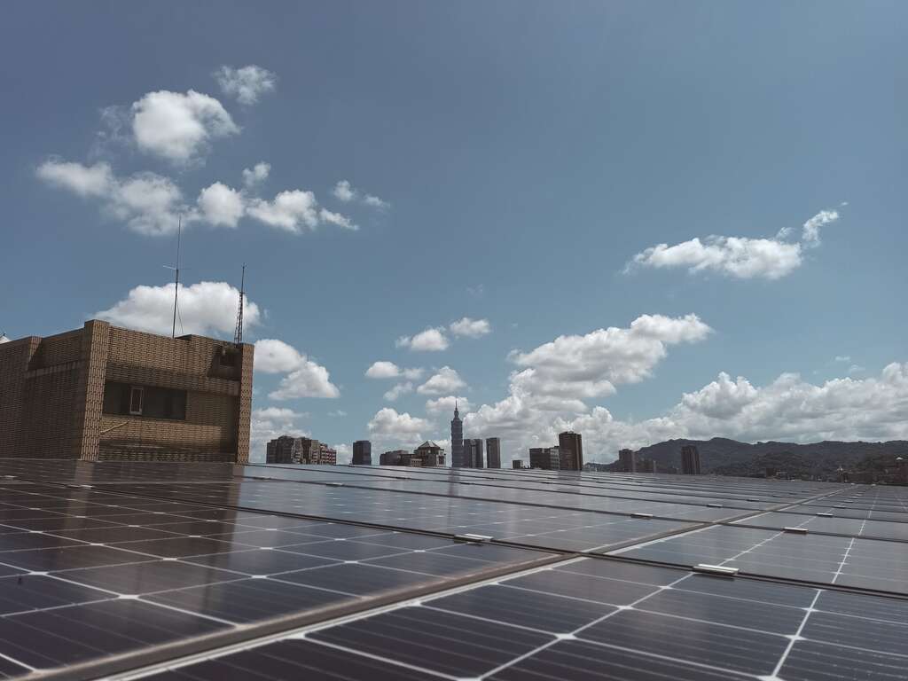 「綠電綠主張合作社」號召社員共同出資，於台北市大安區打造太陽能案場「天空7號」。（圖／綠主張綠電合作社）