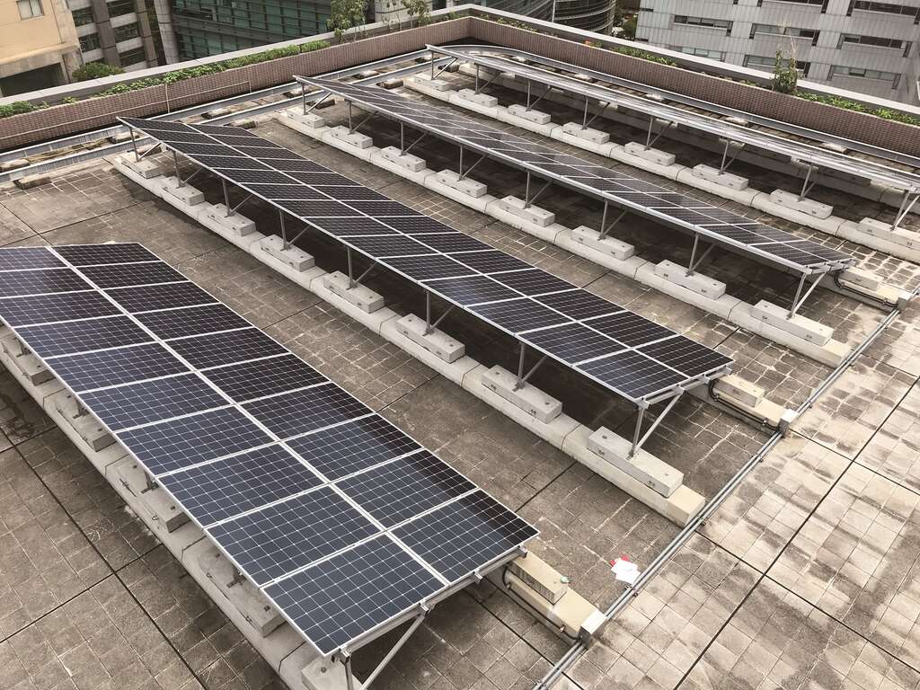 陽光伏特家於台北市內湖區一座大樓屋頂安裝160片太陽能板，目前累積發電量超過74,000度。(圖／陽光伏特家)