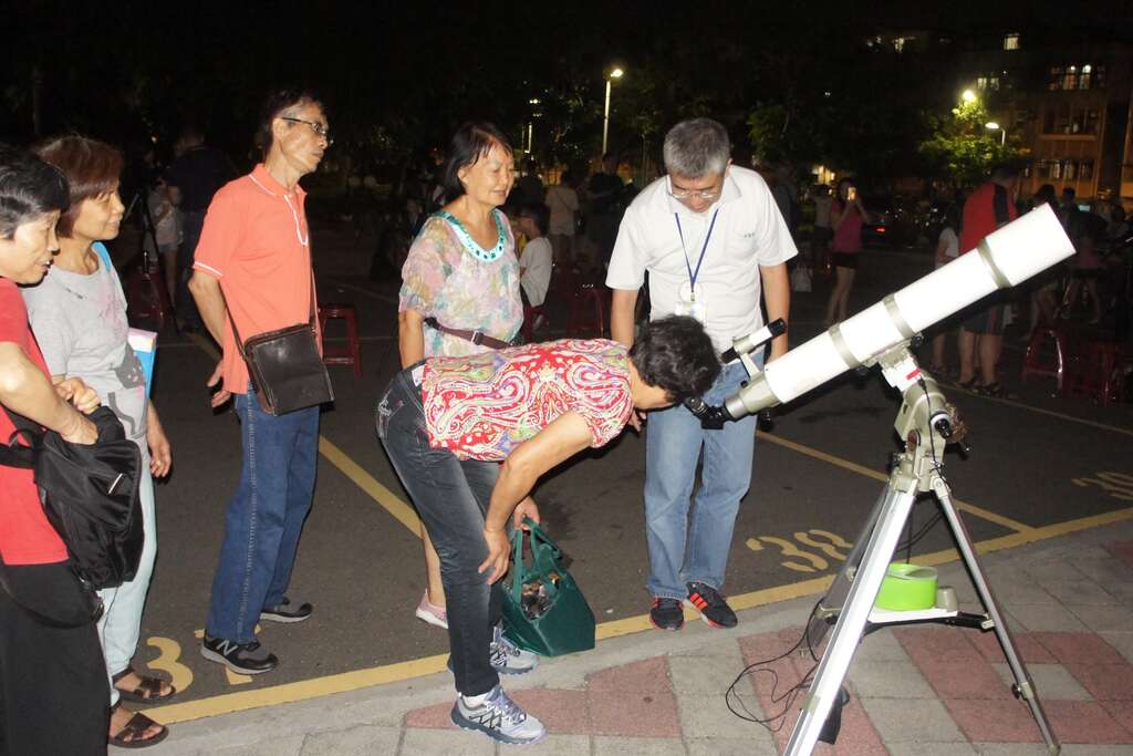 中秋望远镜观测.JPG(图片来源：台北市立天文科学教育馆)