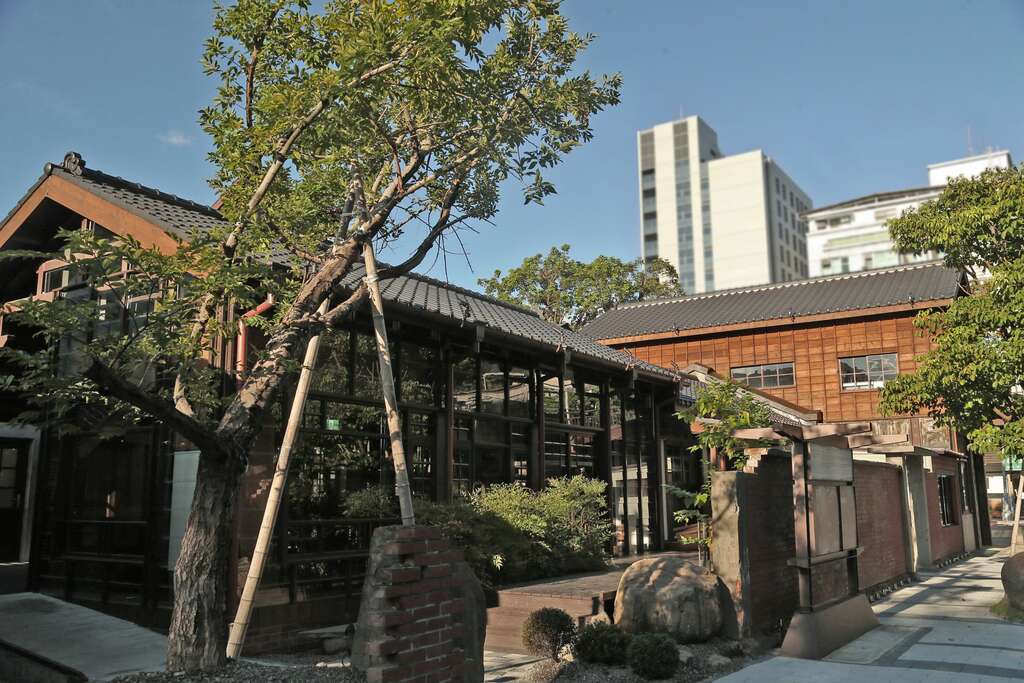 与周边建筑物呈现新旧交织的画面(图片来源：台北市政府文化局)