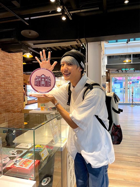旅遊超級玩家煥鈞也出動到遊客中心蒐集(圖片來源：臺北市政府觀光傳播局)