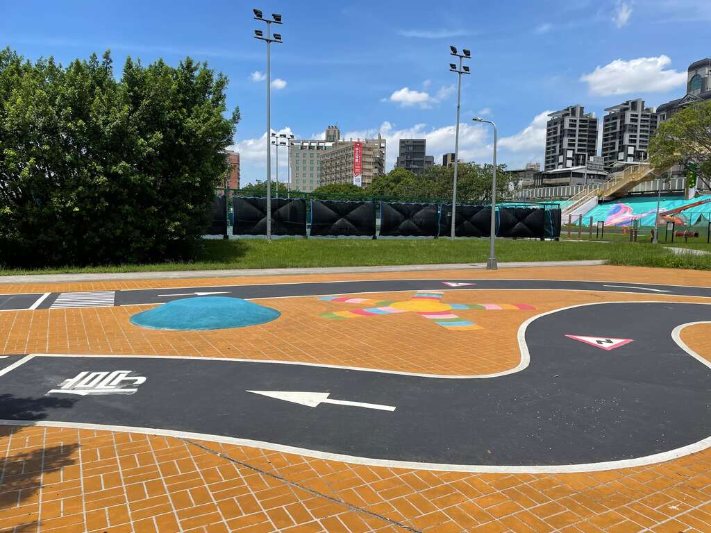 中正河滨儿童游戏场内设有多项特色游具(图片来源：台北市政府工务局水利工程处)