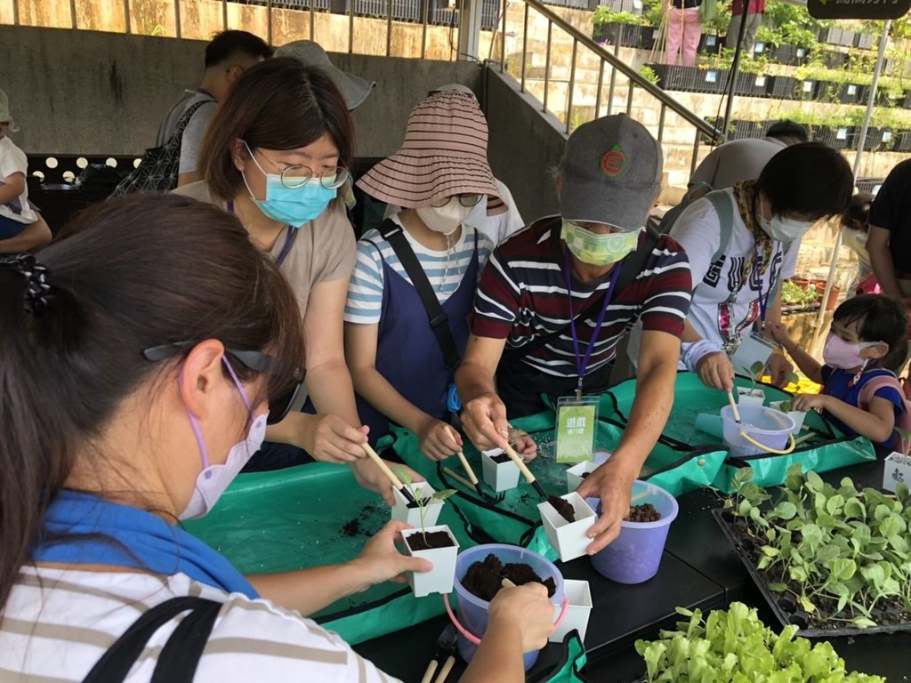 花博绿屋顶智慧农场每天皆有两场台北植人养成体验活动可供民众体验。