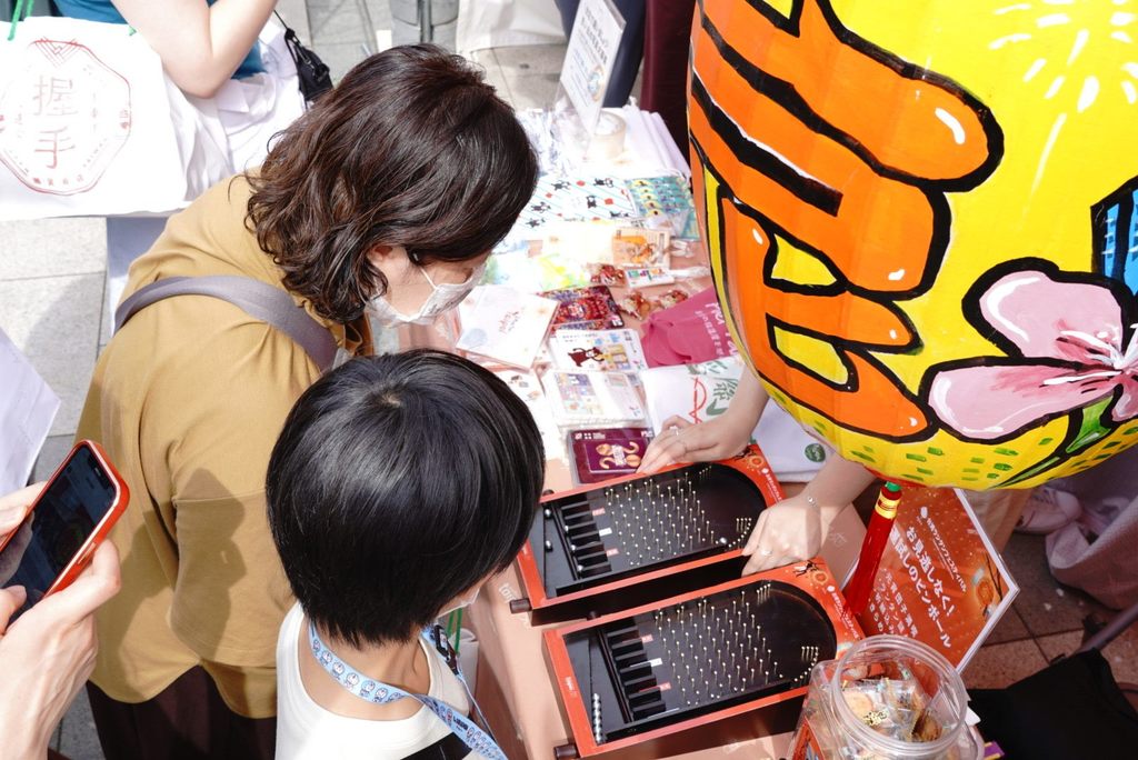 台北市打造柑仔店的展摊，结合台湾灯会弹珠台与怀旧糖果吸引民众排队体验