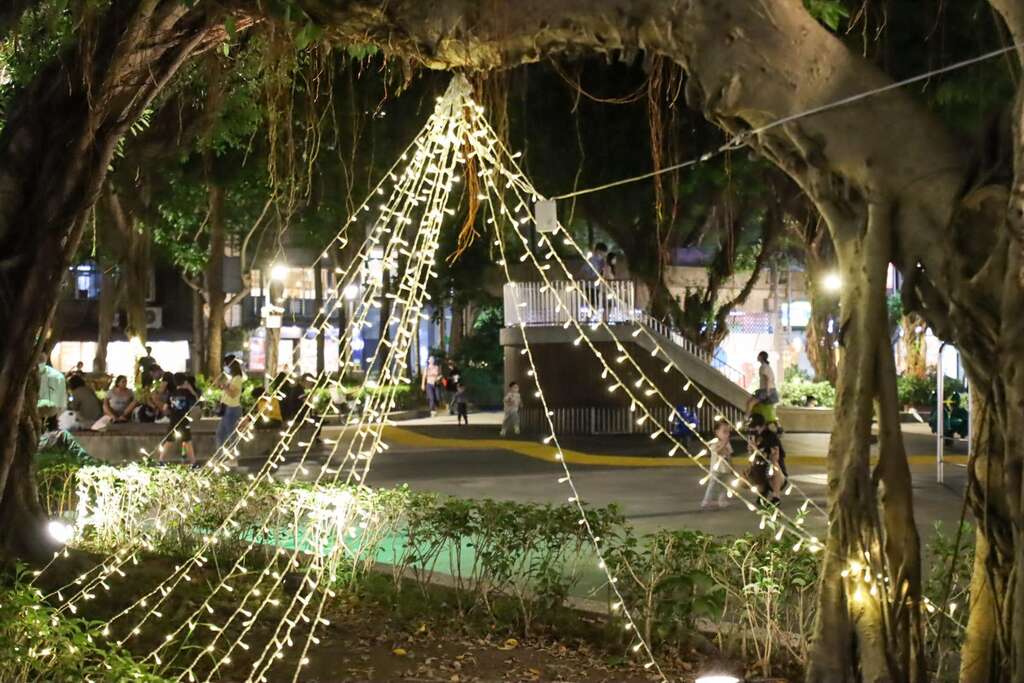 永康公園設置燈飾妝點(圖片來源：臺北市商業處)