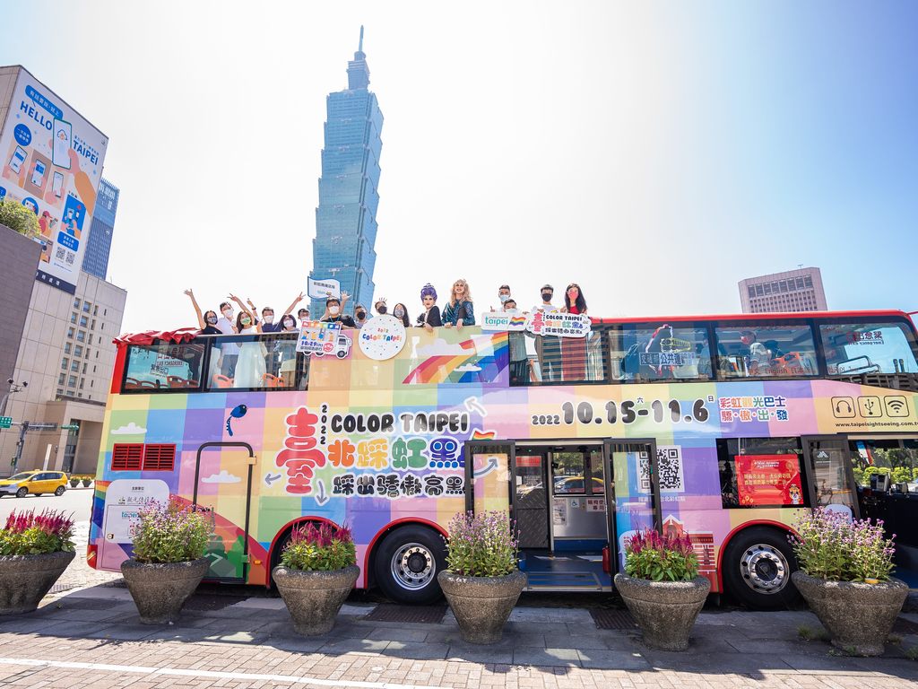 觀傳局再次推出期間限定「彩虹觀光巴士Tour」，新增英文導覽場次，邀請國際友人報名參加。