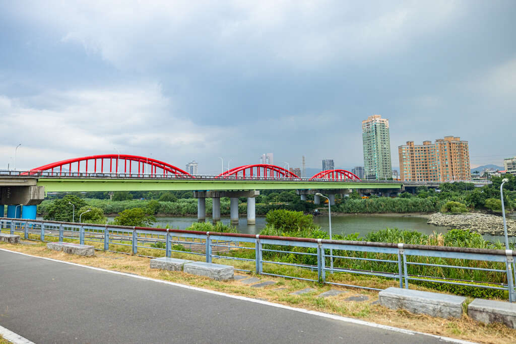 可從公園看到附近的永福橋(圖片來源：臺北市政府觀光傳播局)