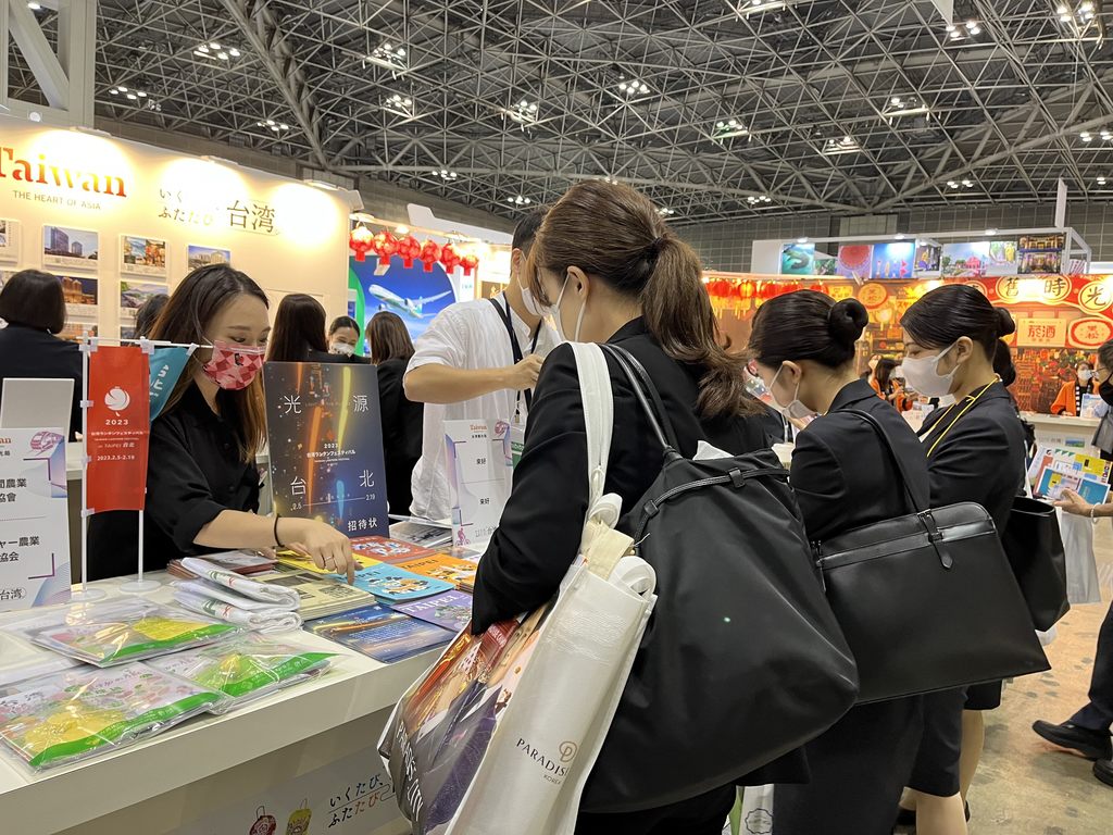 日本旅展臺北市攤位吸引許多業者及民眾主動詢問最新旅遊資訊-1