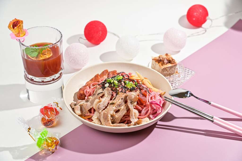 21工房的太陽酵素冷麵搭配特色調酒，青春酸甜好味道。(圖片來源：臺北市商業處)