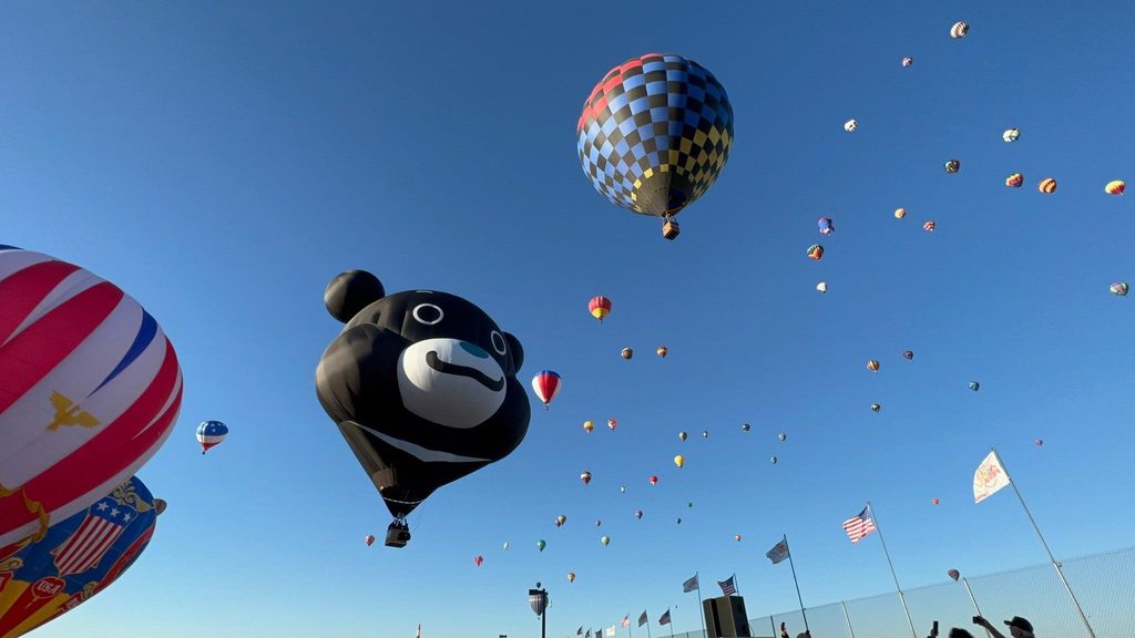 台北市熊赞造型球参加2023阿布奎基国际热气球嘉年华