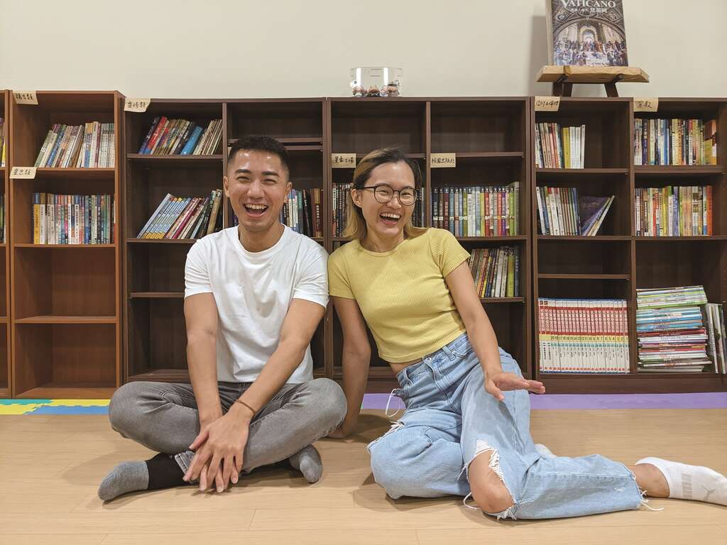 邹宗翰（左）与朱家瑢（右）主持《同志家庭podcast》，邀请来宾分享同志生养议题及同志家庭的生活故事。(图－台湾同志家庭权益促进会)