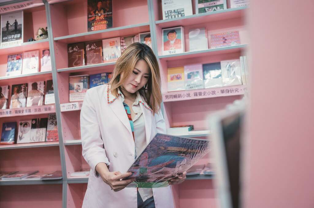 「Taiwan Queer Guide台灣酷蓋」執行長蘇珊推薦人們走訪「晶晶書庫」，從刊物、明信片、影音等認識彩虹議題。(攝影－林軒朗)