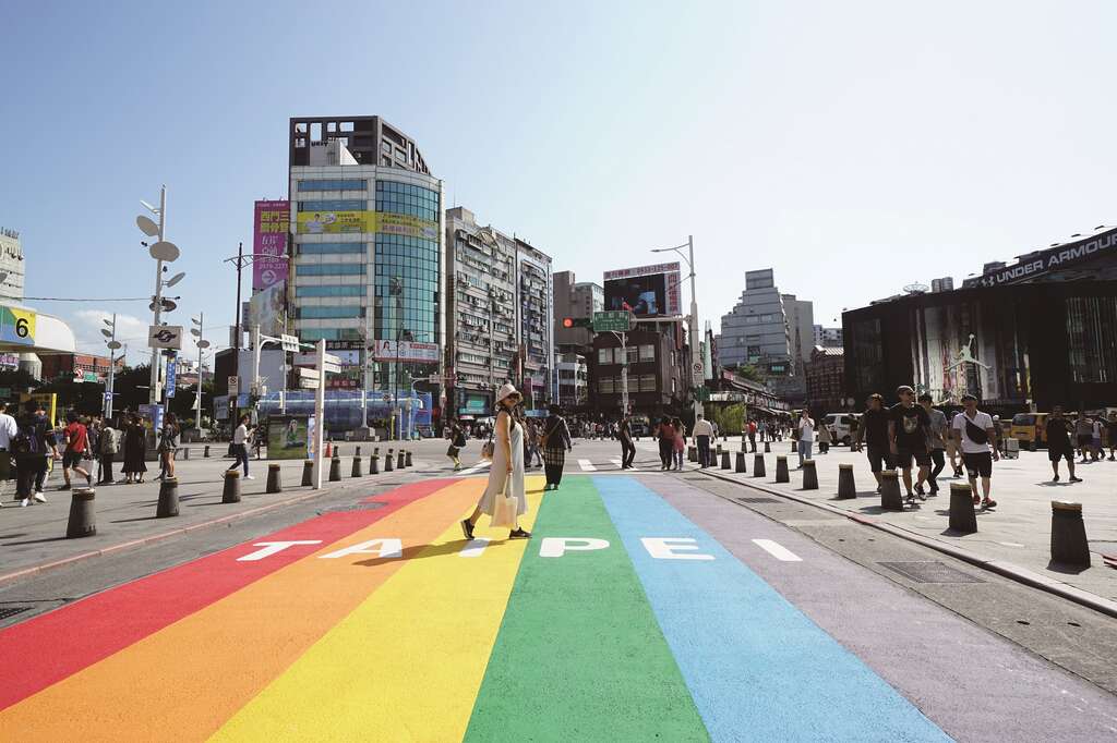 台北街頭可見許多同志運動景點、友善空間或代表地標，構築了繽紛的同志友善城市圖像。（攝影／高讚賢）