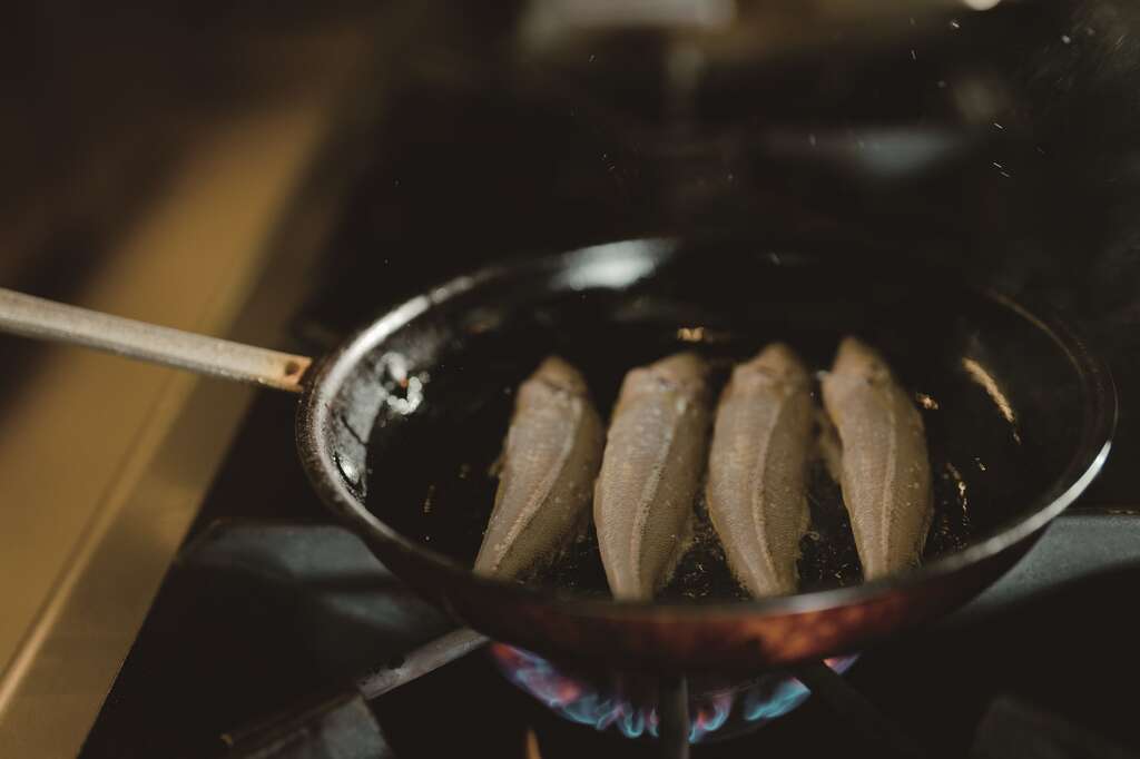 想要做出好吃、不沾锅的煎鱼，必须高油温、烹煮时间不可太长，才能让口感弹牙清脆。(摄影－彭柏璋)