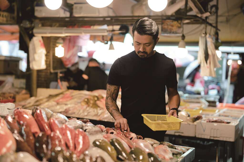 濱江市場一直是林明健喜愛走逛的地方，尤其秋天可以在此找到許多肥美的海鮮。(攝影－彭柏璋)
