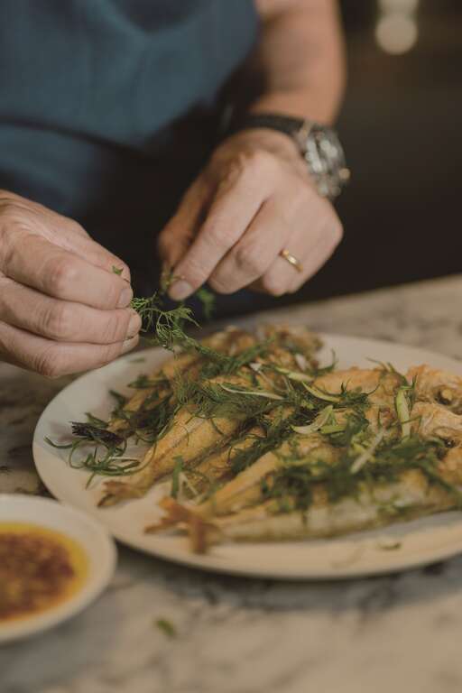 林明健推薦將煎魚搭配香草沙拉，以台式口味搭配西式吃法，創造不同的風味。(攝影－彭柏璋)