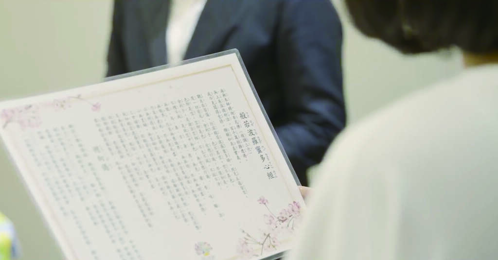 随着对宠物身後事的逐渐重视,诵经祈福等仪式皆为宠物生命礼仪的一环。(图-邱妈妈生命美学)