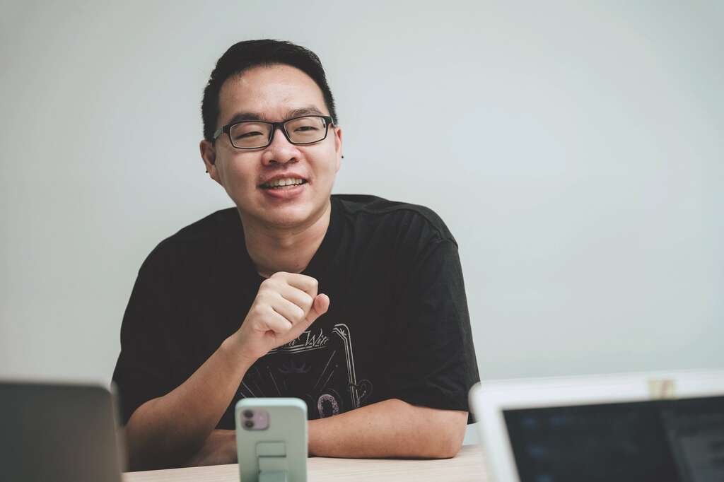 简士颉，擅长揉合时尚与历史文化，赋予传统题材新面貌，着有《北投女巫》。(摄影／Ray Chang)