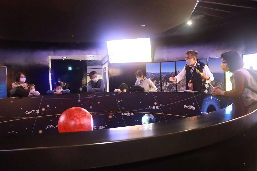 精彩丰富的导览解说(图片来源：台北市立天文科学教育馆)