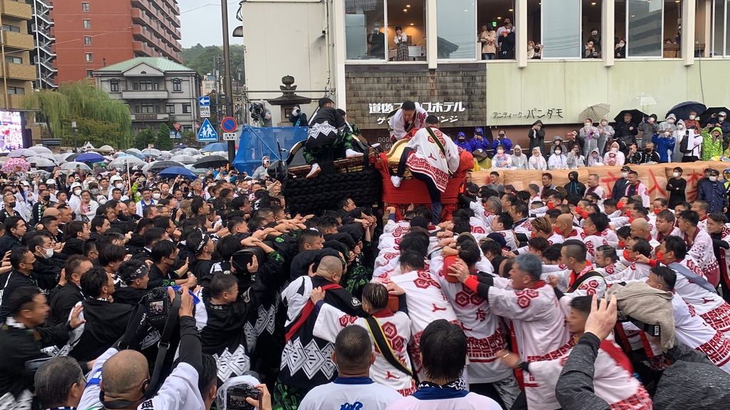 時隔三年登場的松山秋之祭(撞轎祭典)7日在大雨中登場，仍齊聚許多民眾熱情不減。