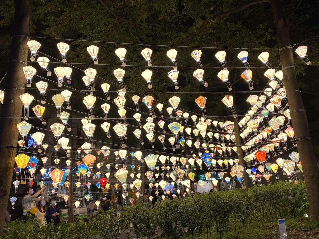 挂满各式各样不同图案的灯饰(图片来源：台北大众捷运股份有限公司)