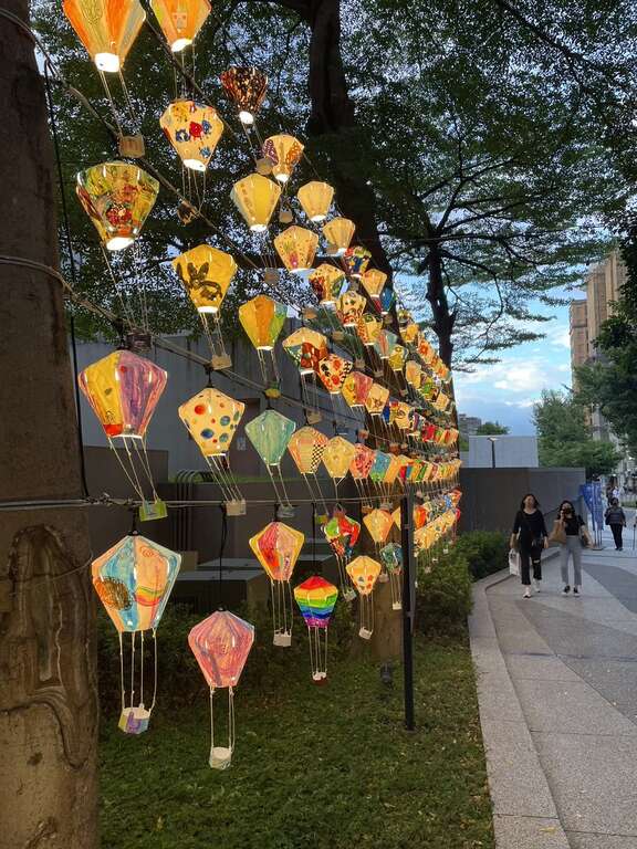 隨風飄逸的熱氣球燈飾(圖片來源：臺北大眾捷運股份有限公司)