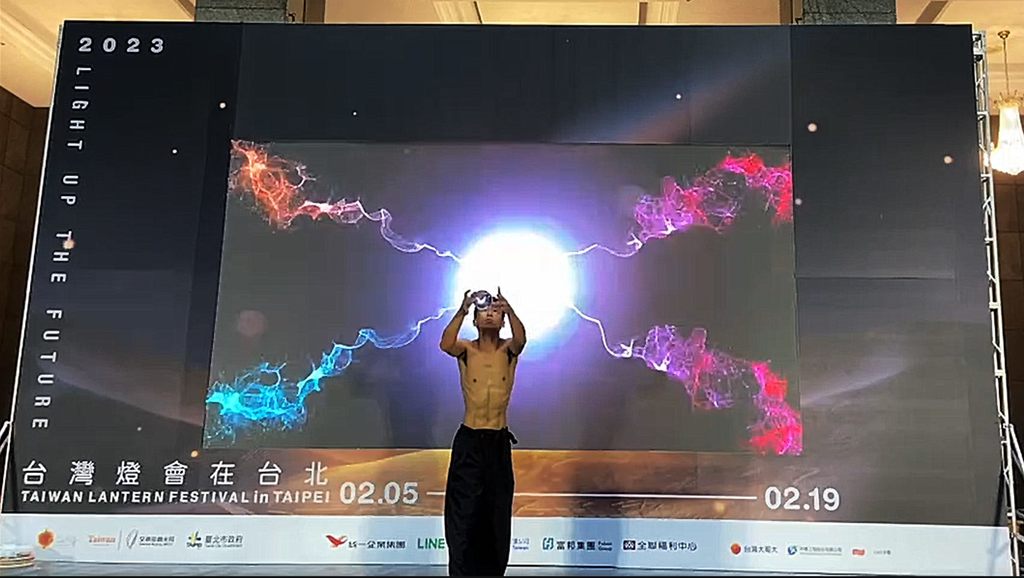 記者會開場，由晶球藝術展演揭曉2023台灣燈會主視覺。