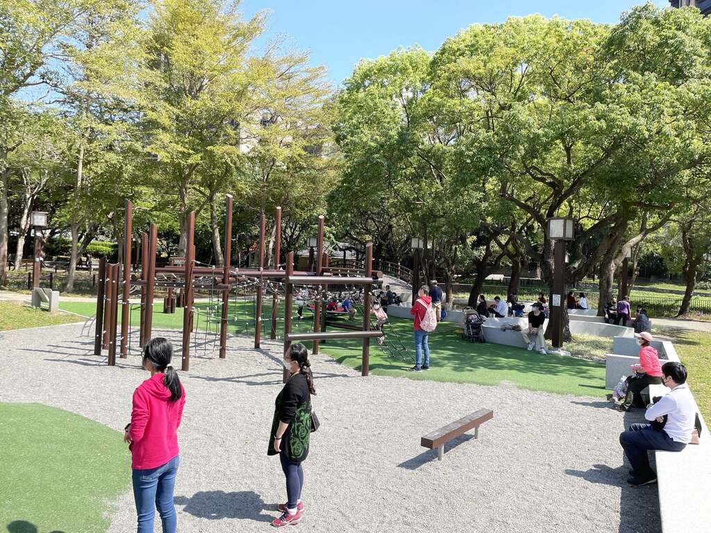 七虎公园-树下空间变成民众活动与休憩空间(图片来源：台北市政府工务局公园路灯工程管理处)