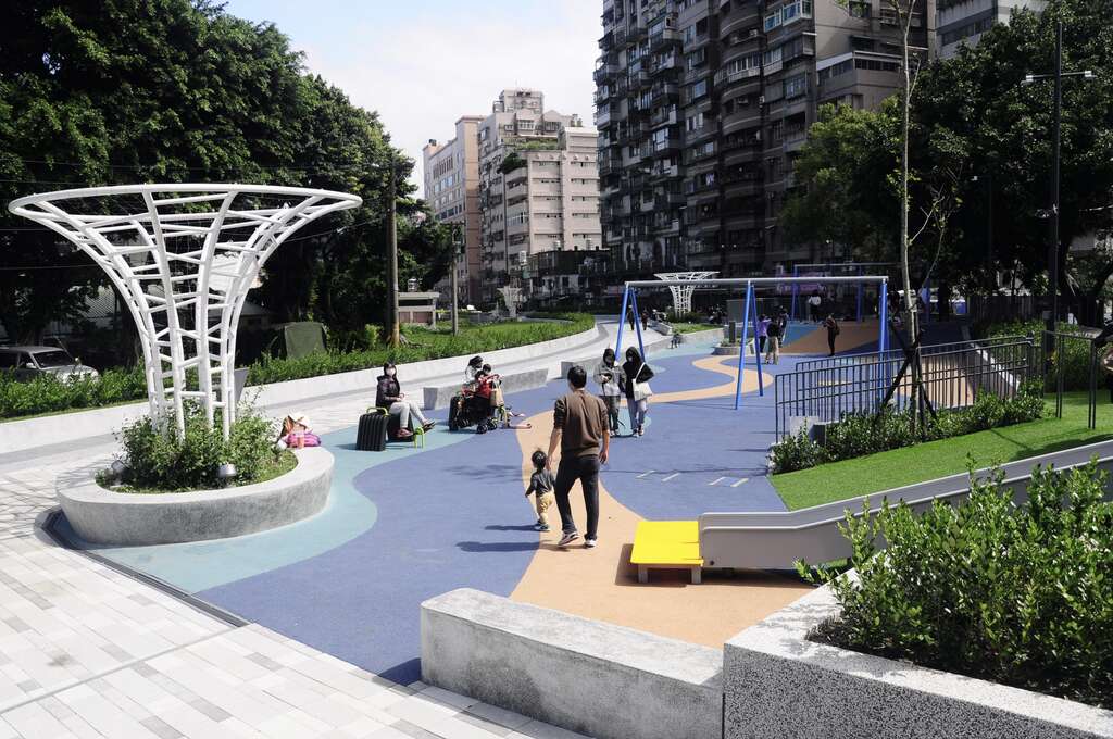 磺港溪A段公园独特之共融地景式游戏空间与设施(图片来源：台北市政府工务局公园路灯工程管理处)