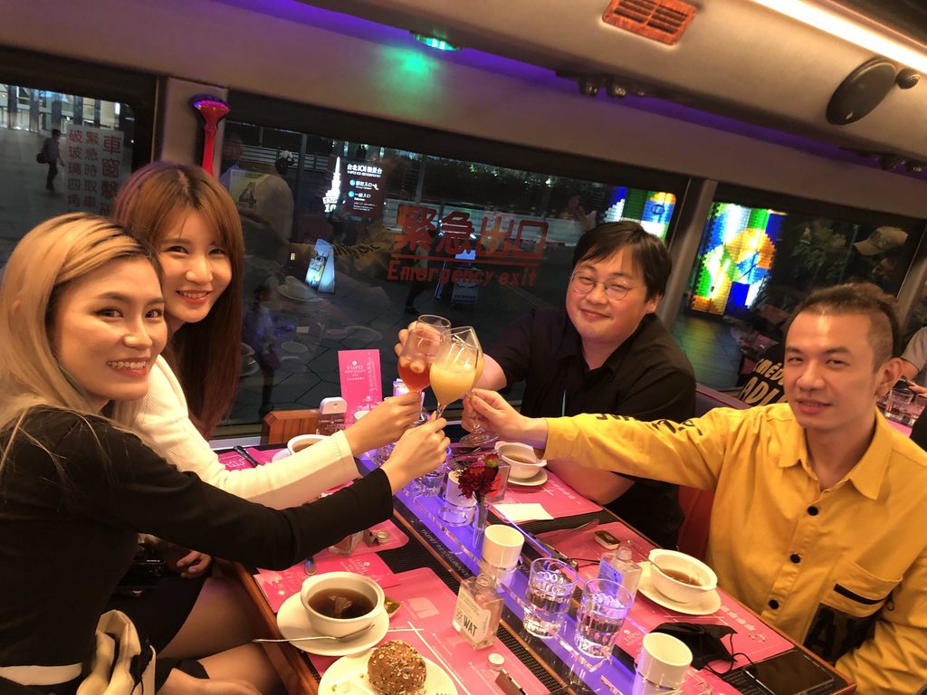 搭乘雙層觀巴餐車可，一邊享受星級美食，一邊享受台北繁華的夜景.JPG