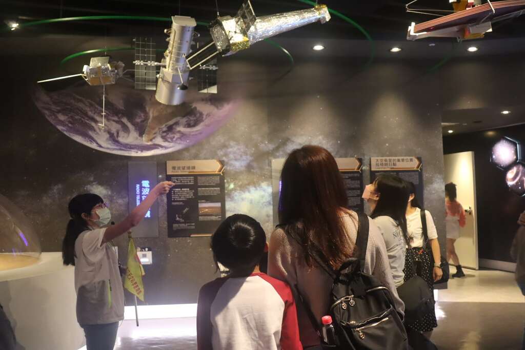 展示場配合天文時事的精采導覽(圖片來源：臺北市立天文科學教育館)