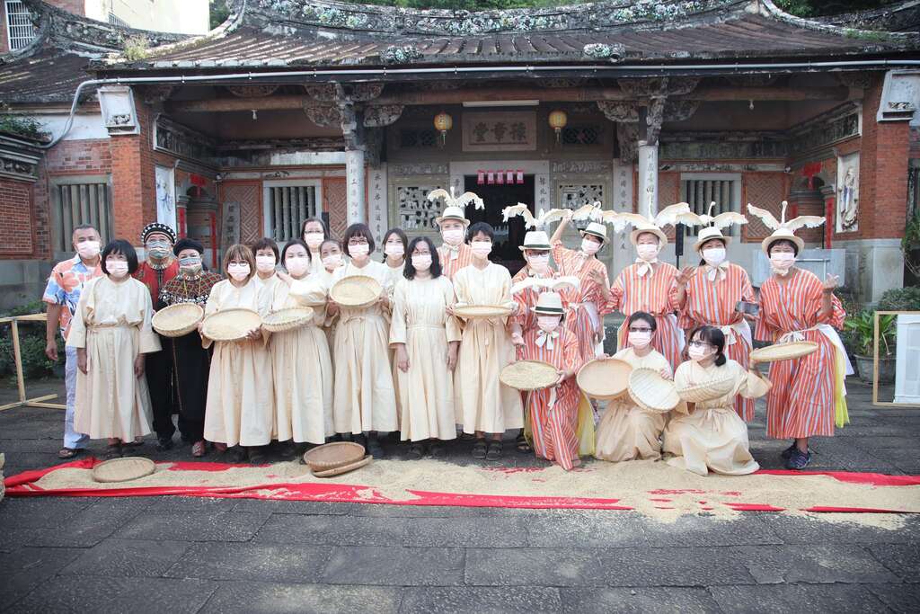 歡喜扮戲團合影(圖片來源：臺北市政府客家事務委員會)