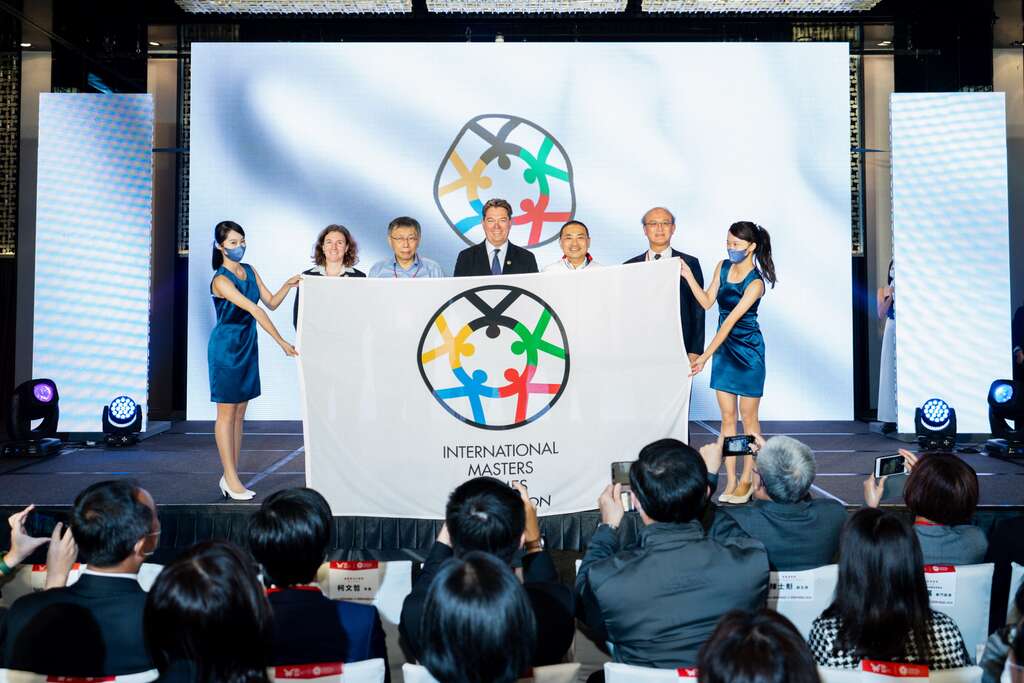 授旗仪式完成并展示总会会旗合影留念，IMGA执行长Jens V. Holm(中)、台北市市长柯文哲(左3)、新北市市长侯友宜(右3)、教育部常务次长林腾蛟(右2)及IMGA竞赛总监Samantha Hayward(左2)(图片来源：台北市政府体育局)