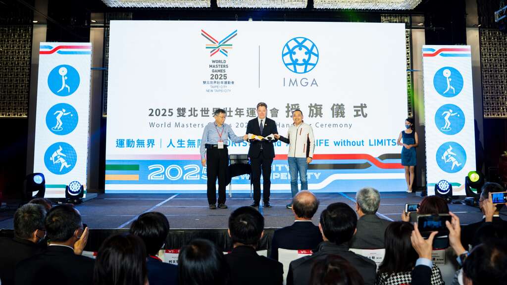台北市市长柯文哲(左)及新北市市长侯友宜(右)，亲自从IMGA执行长Jens V. Holm(中)手中接下会旗(图片来源：台北市政府体育局)