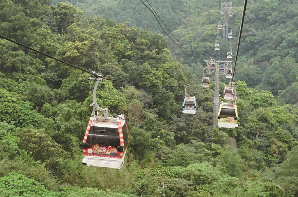搭乘貓空纜車不只可以在盎然綠意中遠眺城市，也能順道造訪貓空茶餐廳與指南宮，讓身心靈一次滿足。（攝影／劉佳雯）