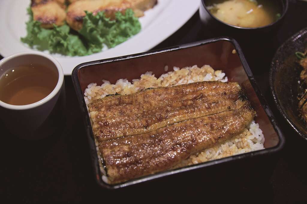 「梅子」的鳗鱼饭风味鲜甜，总能唤醒萩本的乡愁，使他经常带着日本友人造访。（摄影／黄政达）
