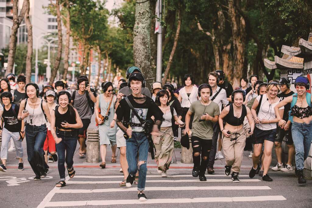 德国「里米尼纪录剧团」的《遥感城市》透过无线声控，带领观众进行城市漫游，也成为城市里被观看的一场表演。(图／台北表演艺术中心)