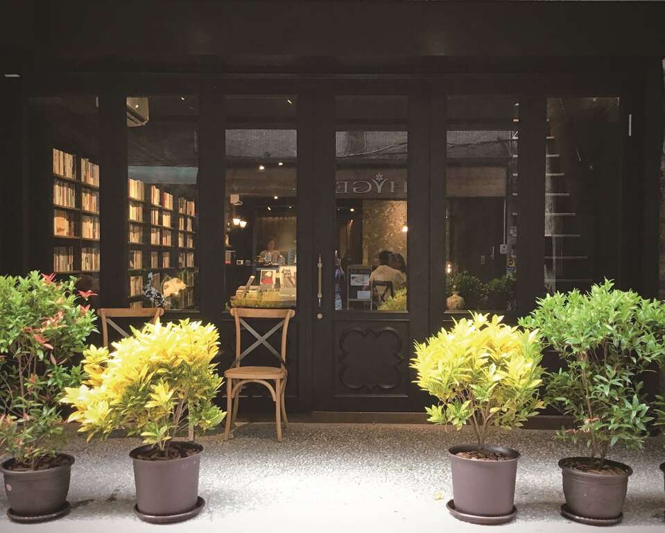 「春秋書店」隱身位於巷弄裡，加深與路過行人在日常中不期而遇的機會。（圖／春秋書店）