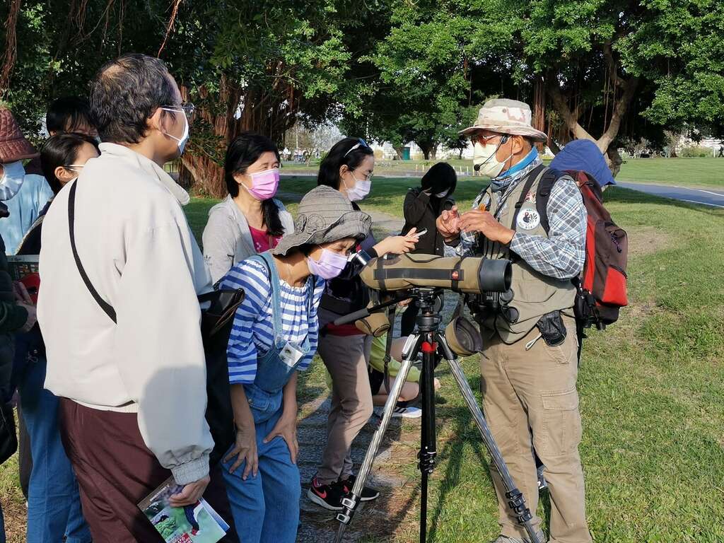 课程中民众与讲师边观察边提问边解答。(图片来源：台北市动物保护处)