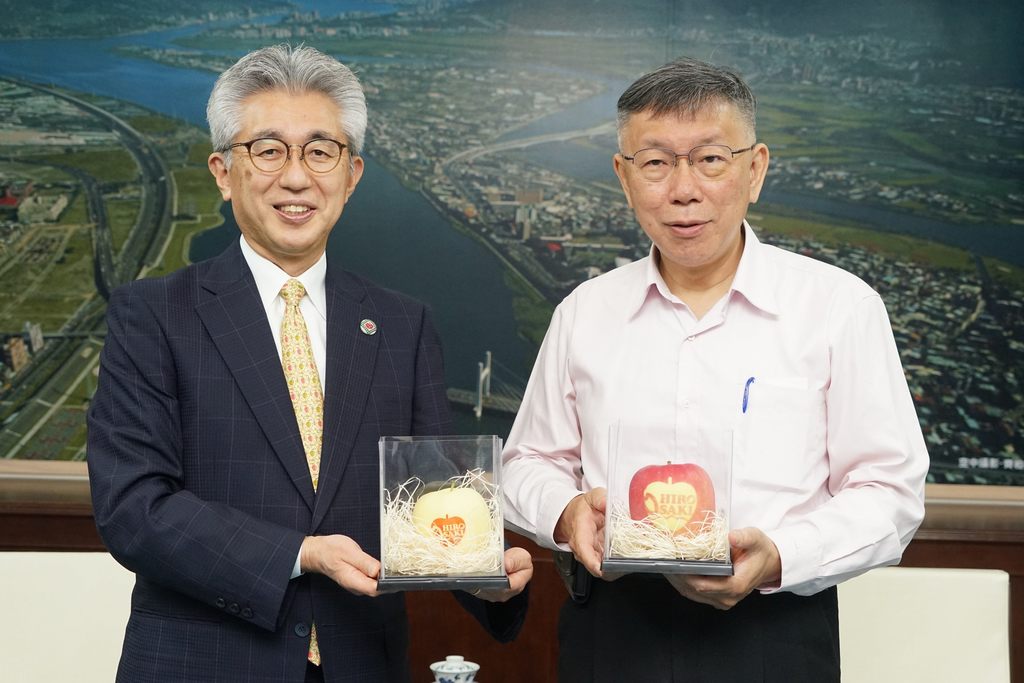 弘前市苹果产量为日本第一，樱田宏市长致赠弘前市产的苹果给柯文哲市长-2.JPG