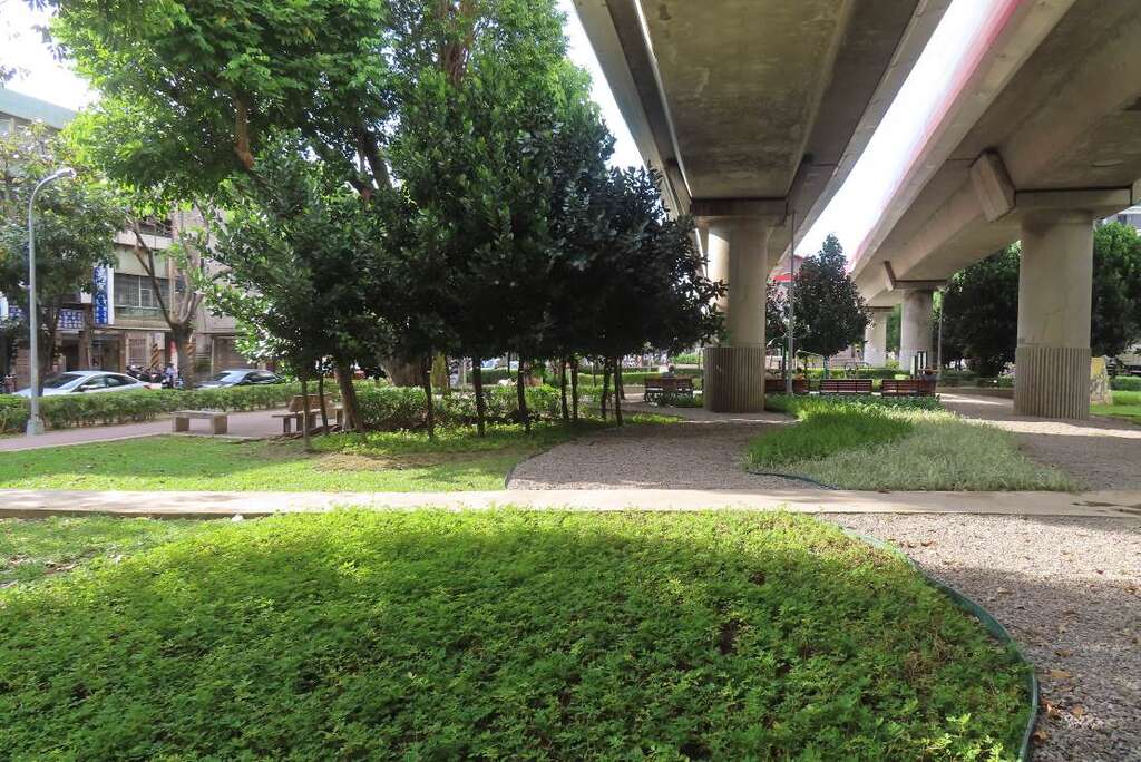 生动绿意及景观律动增添不少的城市美感(图片来源：台北市政府工务局公园路灯工程管理处)