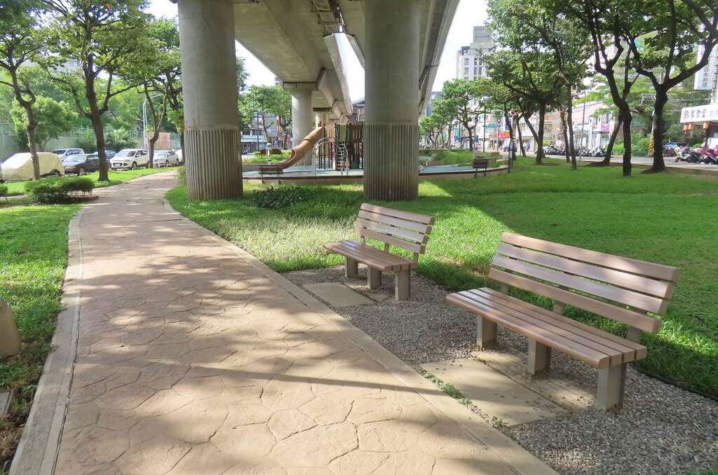 座椅旁节点以耐荫白鹤芋、银纹沿阶草及清碎石配置点缀。(图片来源：台北市政府工务局公园路灯工程管理处)