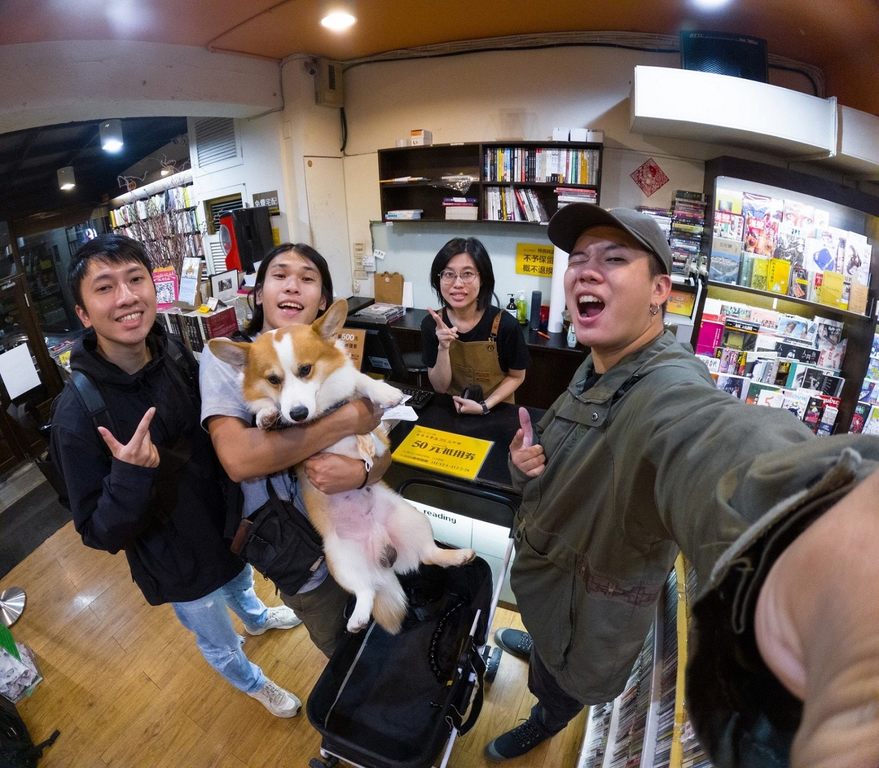 GoPro玩家伟伦（左2）带着柯基犬发发，与GoPro大使走跳羚羊（左1及右1）走访宠物友善的雅博客二手书店借问站