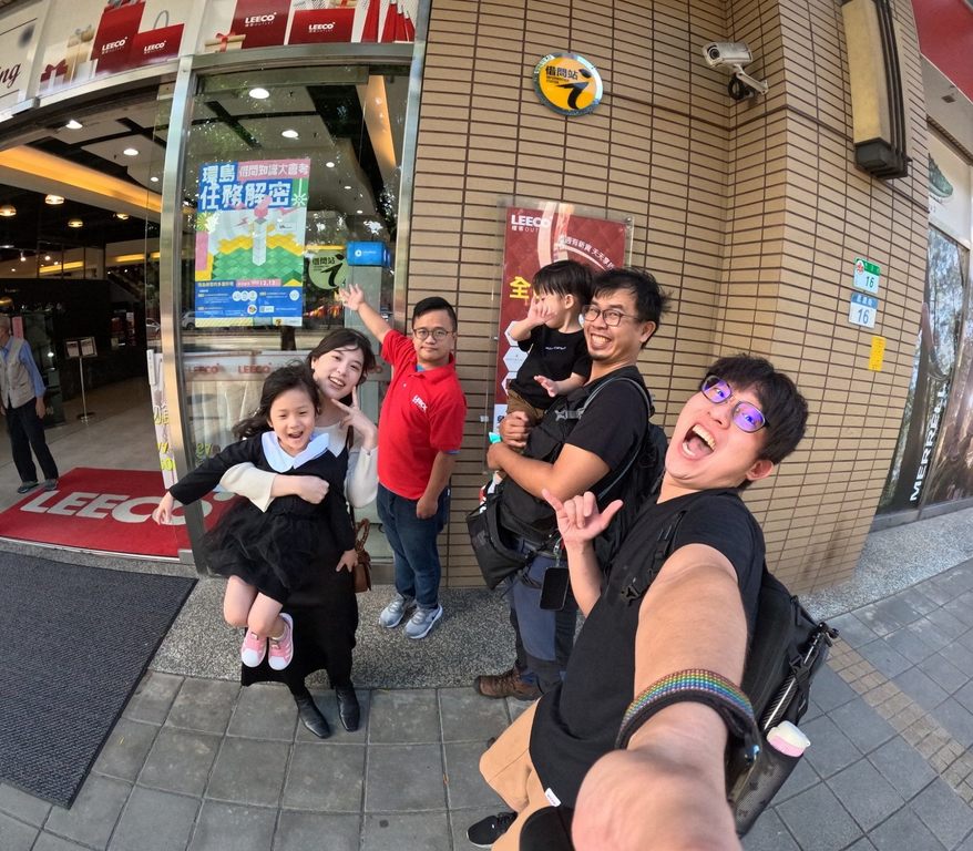 GoPro玩家王秃头带着全家来台北市游玩两天一夜，并在礼客OUTLET（公馆店）借问站留影