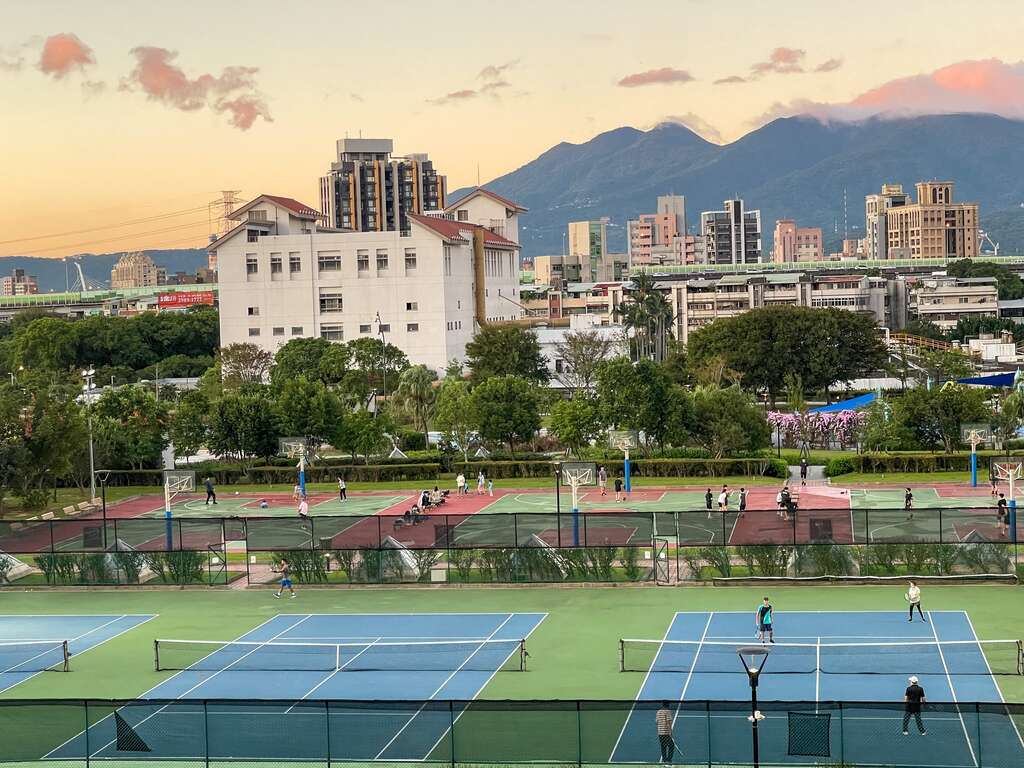 迪化休闲运动公园网球及篮球场挥洒汗水的市民(图片来源：台北市政府工务局卫生下水道工程处)