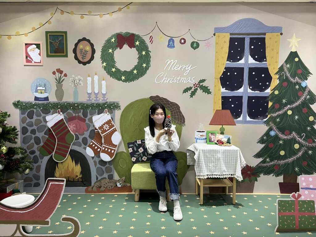 台北市青发家教中心今年圣诞布置以「童话圣诞房间」为主题，打造出温馨梦幻的氛围！(图片来源：台北市青少年发展暨家庭教育中心)