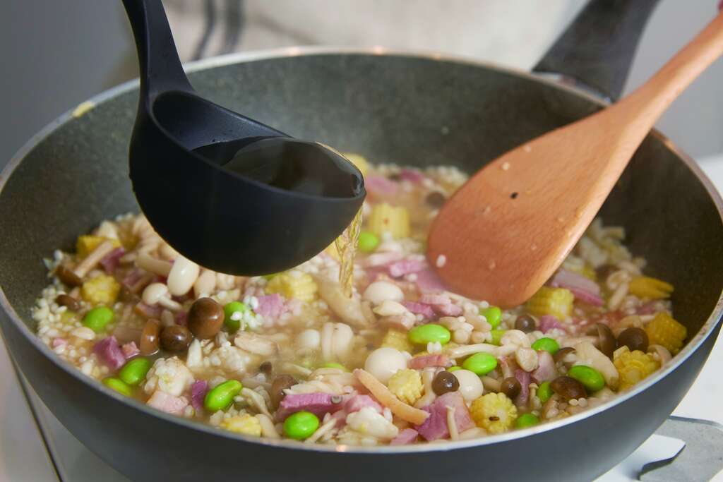 昆布高汤因为不会抢过其他食材或调味料的风味，用来作为炖饭或乌龙面的基底最为适合。（摄影／黄政达）