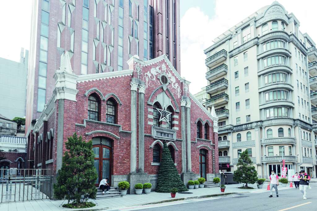 台湾基督长老教会大稻埕教会每年耶诞节前会进行耶诞布置，还有各种庆祝活动，是感受台式耶诞氛围的好去处。（摄影／林冠良）