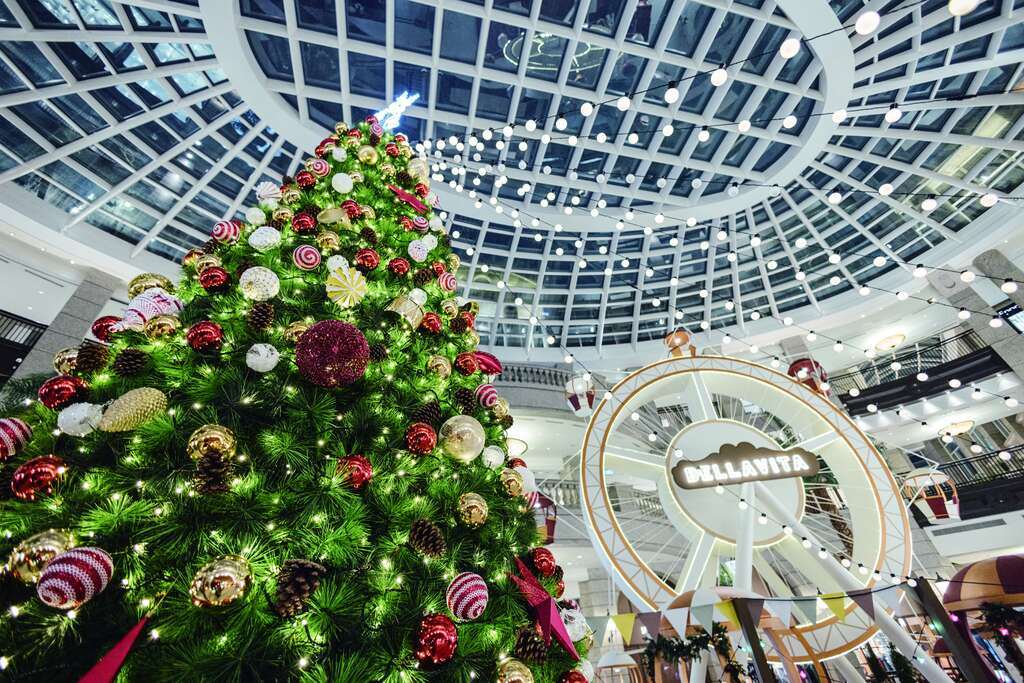 信义商圈百货业者在耶诞前夕摆置耶诞造景，成为佳节时的一大亮点。（摄影／林冠良）